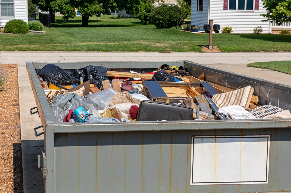 Garbage,,trash,or,waste,dumpster,full,of,household,junk.,house